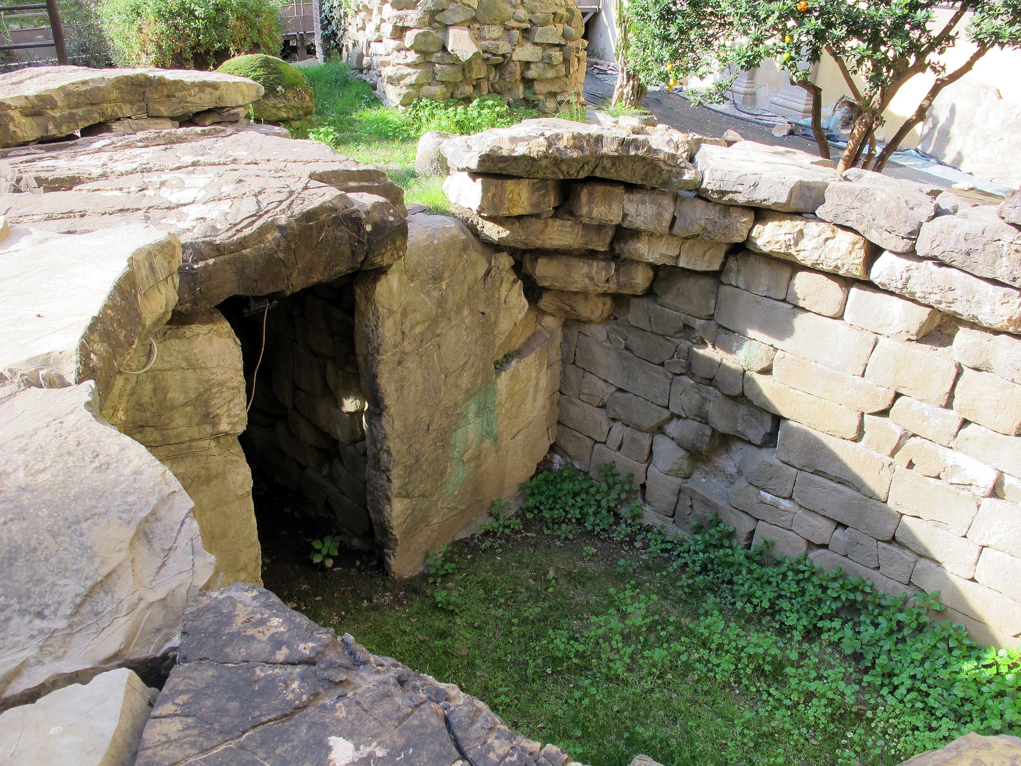 Giardino_del_museo_archeologico,_tomba_del_diavolino,_da_vetulonia,_03